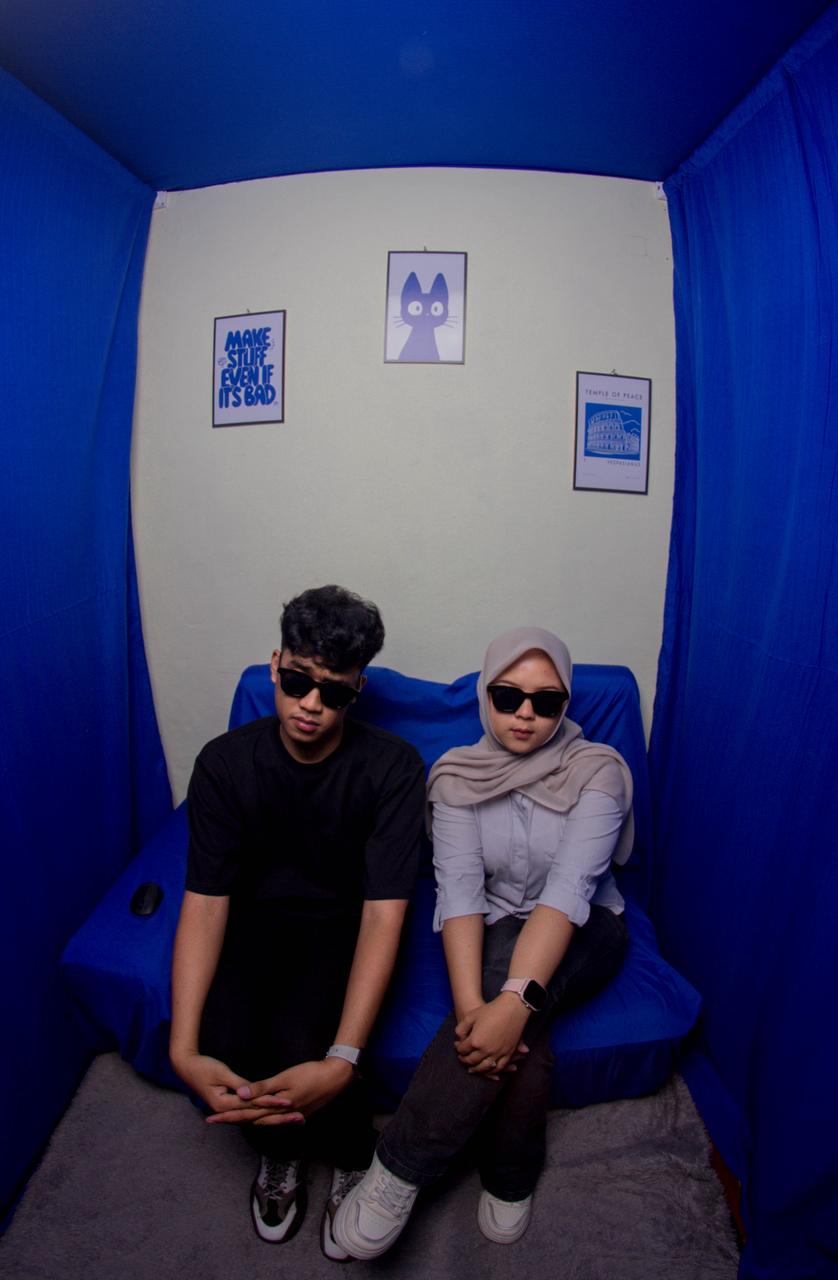 Self photo booth pose 1